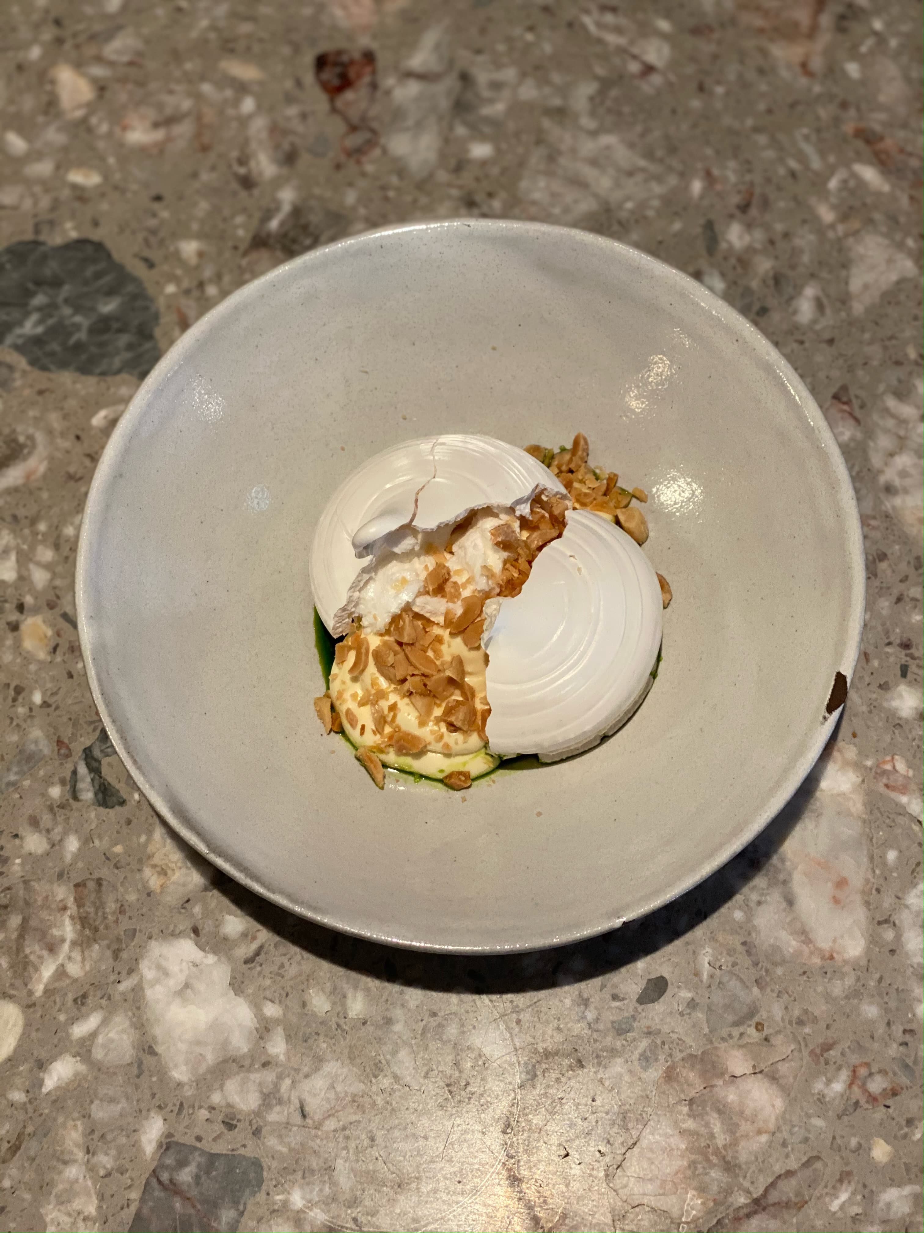 Pavlova, aprikos, mandel & citrontimjan